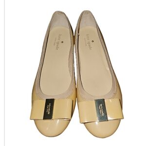 Kate spade size 6.5 EUC tan with gold nameplate